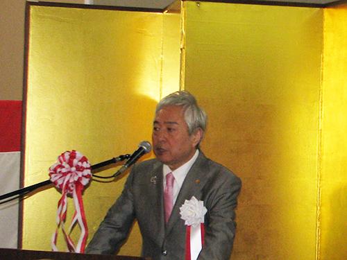 新工場の竣工式であいさつする服部利光社長